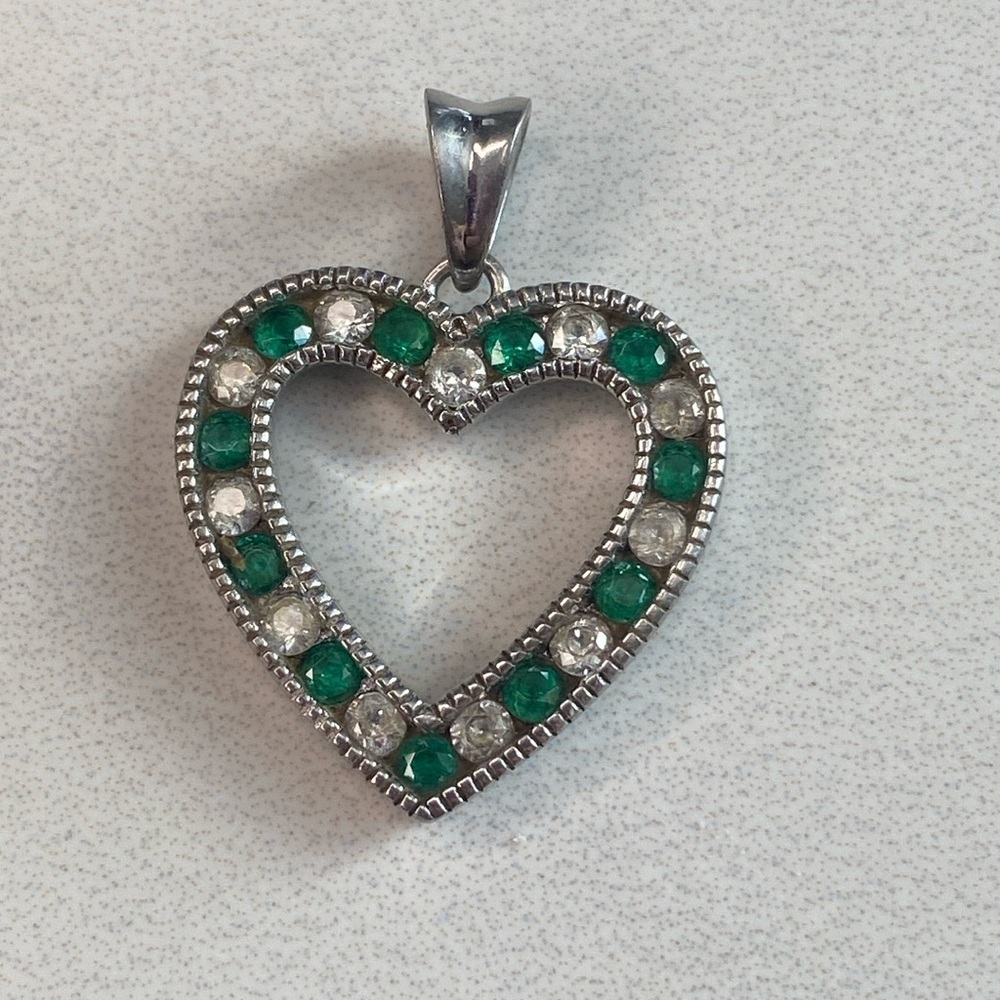 Emerald green &‎ clear stone heart sterling silver pendant 925